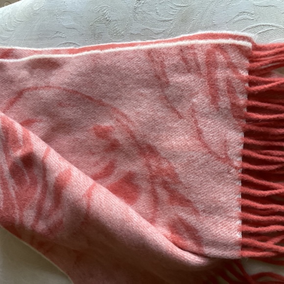 Lambswool Made in Scotland Falling Feather fringed  soft color peach 72 in x 14 - Picture 2 of 7